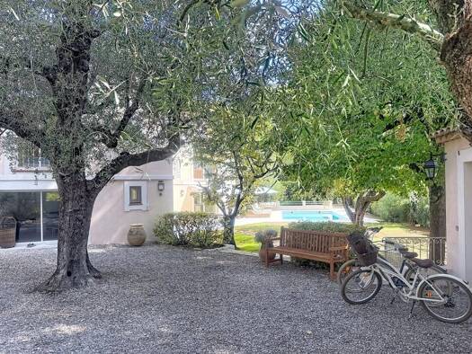 Maison à vendre 1 690 000 € 7 pièces 5 chambres 240 m² 1 648 m² de terrain Nord Roquefort-les-Pins 06330