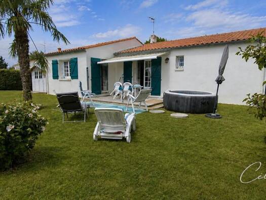 Maison de plain-pied à vendre 245 000 € 3 pièces 2 chambres 73 m² 556 m² de terrain Angles 85750