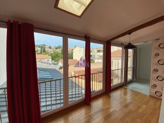 Appartement à louer 695 € 2 pièces 1 chambre 50,6 m² Étage 2/2 Hyères 83400
