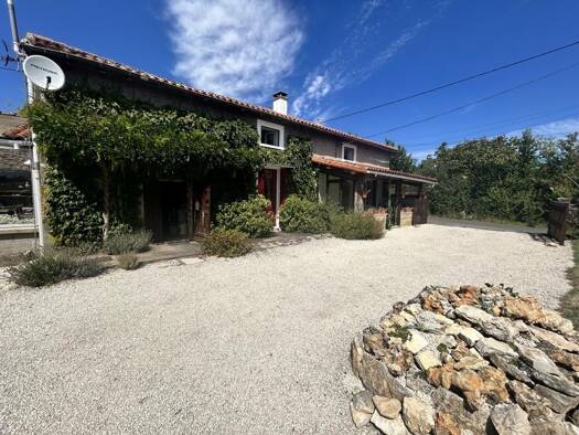 Maison à vendre 166 000 € 4 pièces 2 chambres 96 m² 1 770 m² de terrain Saint-Pierre-d'Exideuil 86400