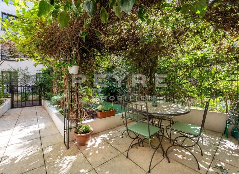 Maison à vendre 2 090 000 € 7 pièces 5<br/>chambres 220 m²<br/>superficie 100 m²<br/>terrain Paris 16ème 75016