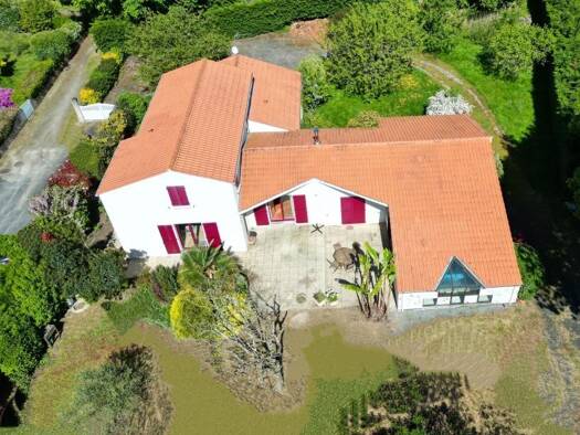 Maison à vendre 378 000 € 6 pièces 5 chambres 259,6 m² 2 557 m² de terrain L'Herbergement 85260