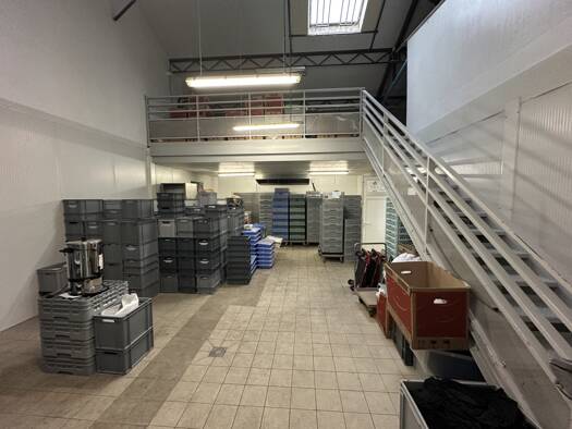 Local d'activités à vendre 535 500 € 946 m² d'espace de stockage Puymoyen 16400