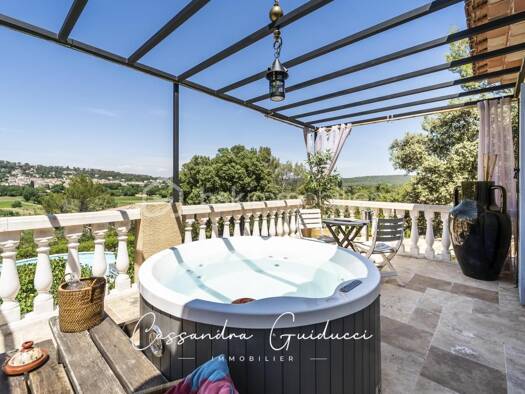 Villa à vendre 520 000 € 8 pièces 5 chambres 122 m² Camps-la-Source 83170