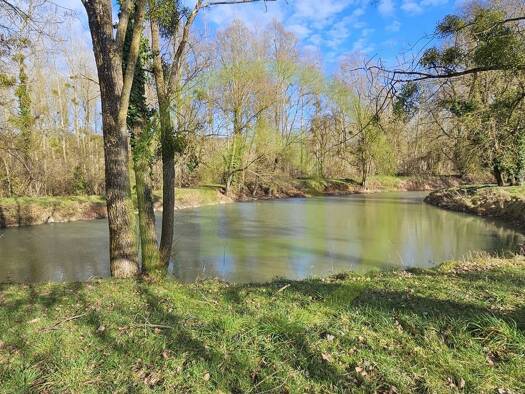 Terrain constructible à vendre 38 000 € 5 480 m² de terrain Charnizay 37290
