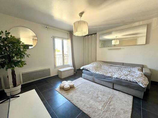 Appartement à louer 590 € 1 pièce 30 m² Étage 2/2 Sud Est Ouest Pélissanne 13330