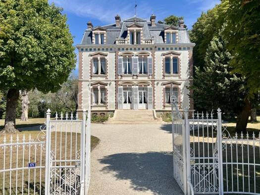 Maison à vendre 550 000 € 16 pièces 8 chambres 350 m² 25 494 m² de terrain Ferrières-en-Gâtinais 45210