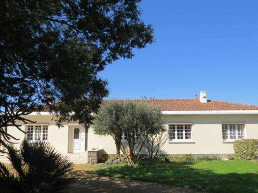 Maison de plain-pied à vendre 275 600 € 8 pièces 3 chambres 180,7 m² 3 100 m² de terrain Fontenay-le-Comte 85200