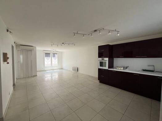 Appartement à louer 1 090 € 3 pièces 2 chambres 66,8 m² RDC/1 Nord Le Grau-du-Roi 30240