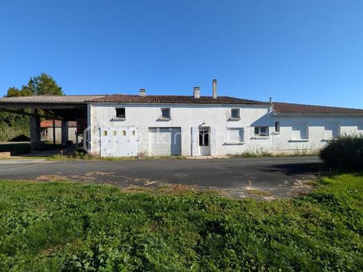 Ferme à vendre 132 000 € 10 pièces 6 chambres 232 m² 2 201 m² de terrain Pont-l'Abbé-d'Arnoult 17250