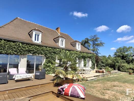 Maison à vendre 519 000 € 7 pièces 4 chambres 200 m² 11 089 m² de terrain Vendat 03110