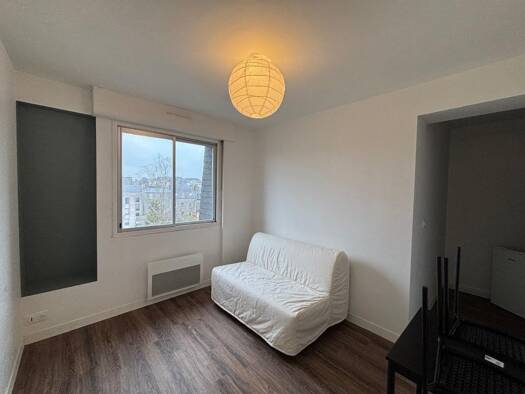 Appartement à louer 440 € 1 pièce 16,4 m² Étage 3/3 Eglise-Lannouchen-Cité Marine Landivisiau 29400