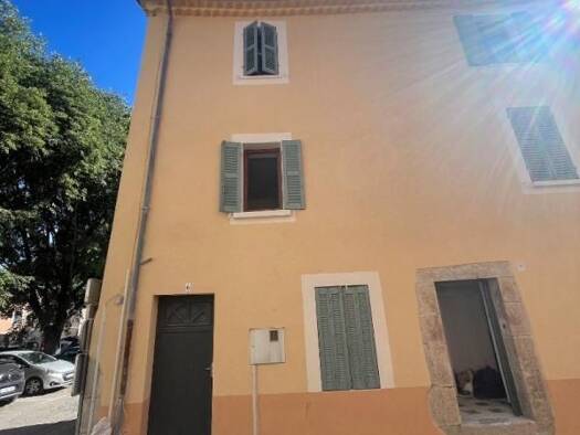 Appartement à louer 690 € 2 pièces 1 chambre 42 m² Étage 1/2 Centre Vieille Ville Brignoles 83170