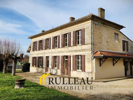 Villa à vendre 525 000 € 6 pièces 4 chambres 242 m² 2 997 m² de terrain Bourg 33710