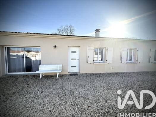 Maison de plain-pied à vendre 269 000 € 6 pièces 3 chambres 121 m² 900 m² de terrain Vernoux-sur-Boutonne 79170