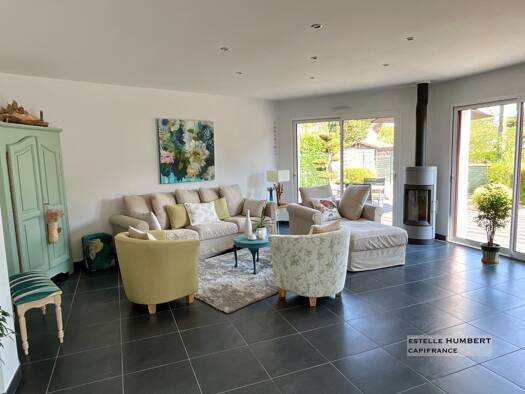 Maison à vendre 375 000 € 8 pièces 6 chambres 223 m² 1 090 m² de terrain L'Orbrie 85200
