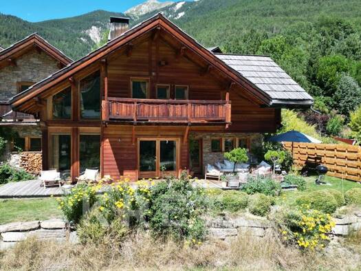 Chalet à vendre 1 990 000 € 7 pièces 6 chambres 222 m² 400 m² de terrain St Chaffrey 05330