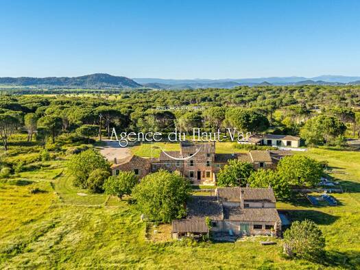 Villa à vendre de 3M à 10M € 25 pièces 16 chambres 900 m² 480 000 m² de terrain Les Arcs 83460