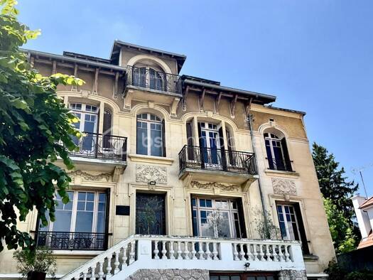 Maison à vendre 645 000 € 9 pièces 6 chambres 480 m² 1 500 m² de terrain Centre Ville Bas Bellerive-sur-Allier 03700