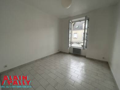 Appartement à louer 316 € 2 pièces 1 chambre 31 m² Dernier étage, Étage 1/1 Chateaudun 28200