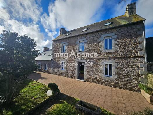 Maison à vendre 299 000 € 10 pièces 8 chambres 223 m² 1 326 m² de terrain Ploëzal 22260