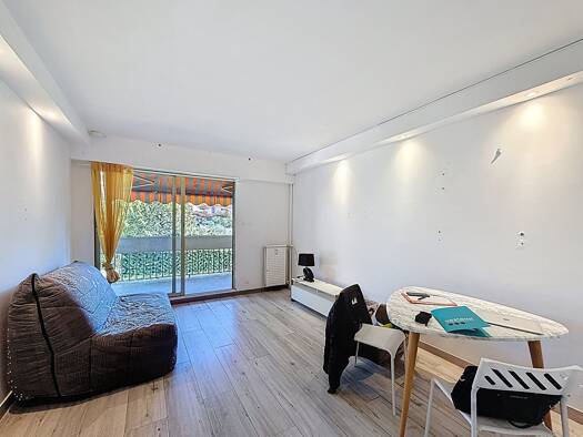 Appartement à vendre 55 000 € 1 pièce 23 m² Étage 1/5 Est Peymeinade 06530