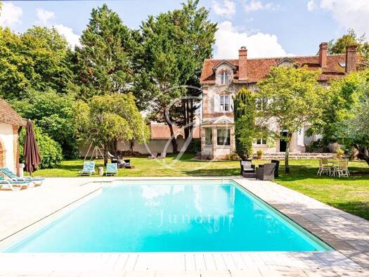 Maison à vendre 1 263 000 € 18 pièces 11 chambres 1 036 m² 20 000 m² de terrain Bourges 18000