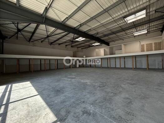 Local d'activités à louer 9 918 € 1 000 m² d'espace de stockage Plougoumelen 56400
