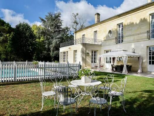 Demeure à vendre 1 575 000 € 12 pièces 7 chambres 450 m² 45 000 m² de terrain Latresne 33360