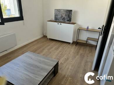 Appartement à louer 400 € 1 pièce 21,7 m² Dernier étage, Étage 1/1 Le Hameau Pau 64000