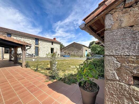 Maison à vendre 302 000 € 8 pièces 6 chambres 227 m² 4 196 m² de terrain Clazay Bressuire 79300