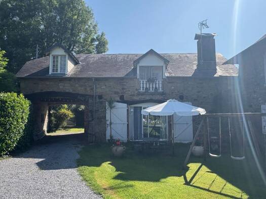 Maison à vendre 1 350 000 € 18 pièces 14 chambres 900 m² 28 000 m² de terrain Haut-de-Bosdarros 64800