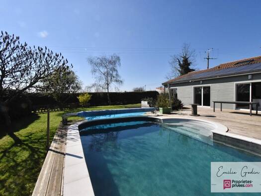 Maison de plain-pied à vendre 239 200 € 6 pièces 4 chambres 135 m² 950 m² de terrain Nueil-les-Aubiers 79250