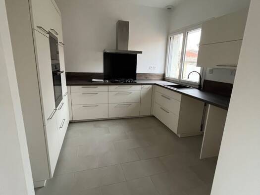 Appartement à louer 1 096 € 3 pièces 2 chambres 71 m² 1er étage Nîmes 30900