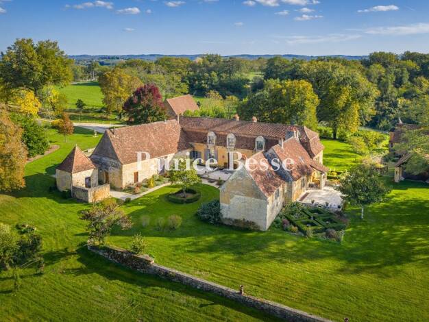 Demeure à vendre 1 280 000 € 8 pièces 4 chambres 475 m² 17 234 m² de terrain Périgueux 24000