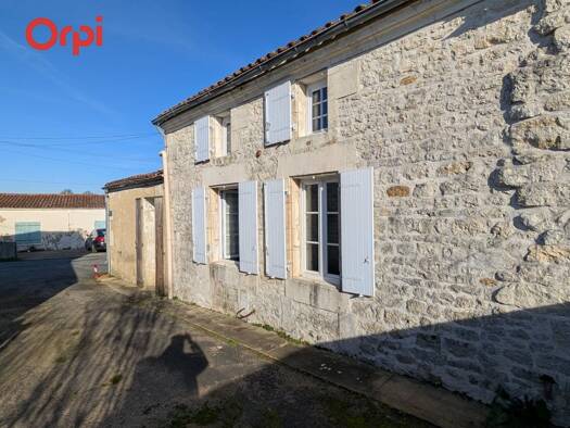 Maison à vendre 149 900 € 3 pièces 2 chambres 81 m² 207 m² de terrain Beurlay 17250