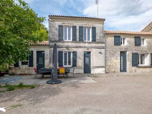 Maison à vendre 272 896 € 6 pièces 3 chambres 134 m² 992 m² de terrain La Chapelle-des-Pots 17100