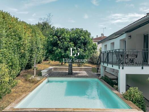 Maison à vendre 388 500 € 8 pièces 5 chambres 188 m² 906 m² de terrain Angoulême 16000