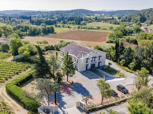 Local commercial à vendre 56 700 € 10 m² de surface de vente Est Lorgues 83510