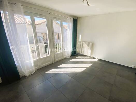 Appartement à louer 550 € 2 pièces 1 chambre 47 m² Étage 1/2 Grand Charran-Faventines Valence 26000