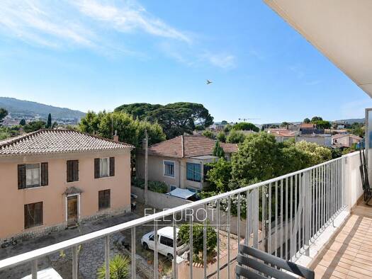 Appartement à vendre 228 000 € 3 pièces 2 chambres 54,2 m² Étage 3/3 Extension Centre Ville La Ciotat 13600