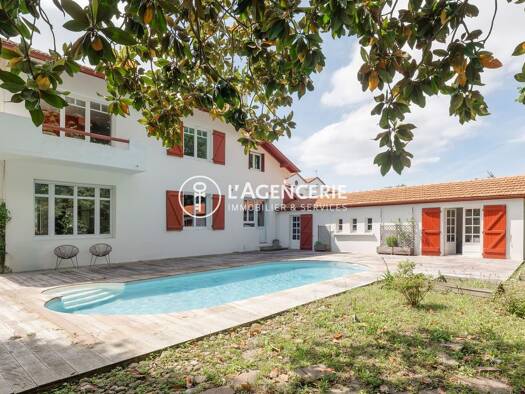 Maison à vendre 976 000 € 8 pièces 6 chambres 195 m² 4 296 m² de terrain Larressore 64480