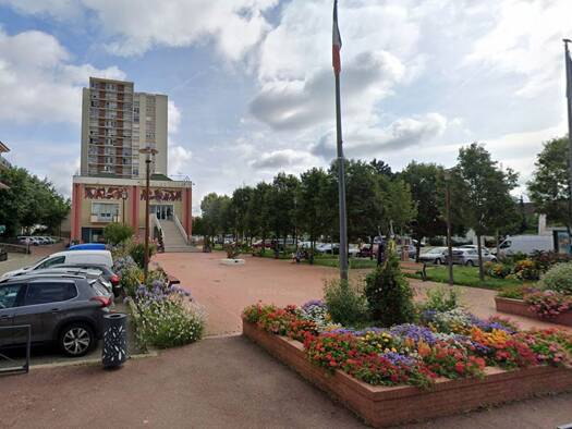 Local commercial à louer 3 300 € 197 m² de surface de vente Centre Ville Maurepas 78310