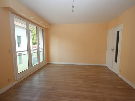 Appartement à louer 595 € 3 pièces 2 chambres 66 m² Étage 1/2 Decize 58300