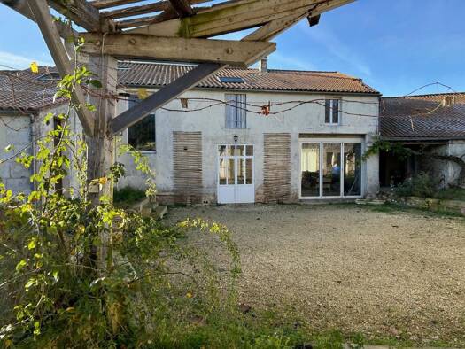 Maison de ville à vendre 390 350 € 7 pièces 5 chambres 290 m² 7 898 m² de terrain Pont-l'Abbé-d'Arnoult 17250