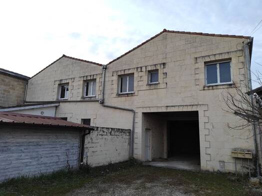 Entrepôt à vendre 230 000 € 600 m² d'espace de stockage Centre Coutras 33230