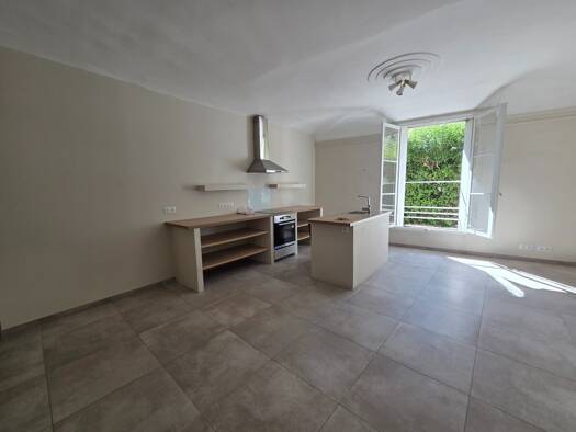 Appartement à louer 1 025 € 3 pièces 2 chambres 70 m² RDC Arènes Nîmes 30000