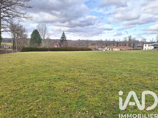 Terrain constructible viabilisé à vendre 94 000 € 4 700 m² de terrain Reilhac 15250