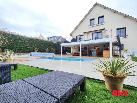 Maison à vendre 641 700 € 7 pièces 5 chambres 195 m² 912 m² de terrain Le Rheu 35650