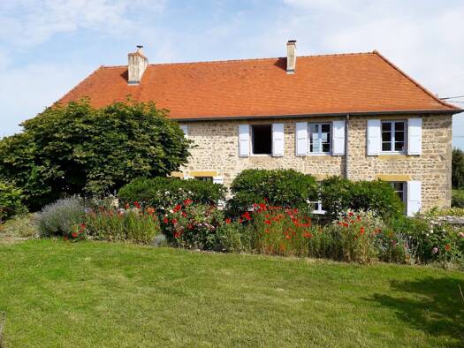 Maison à vendre 455 700 € 6 pièces 3 chambres 192 m² 1 354 m² de terrain La Clayette 71800